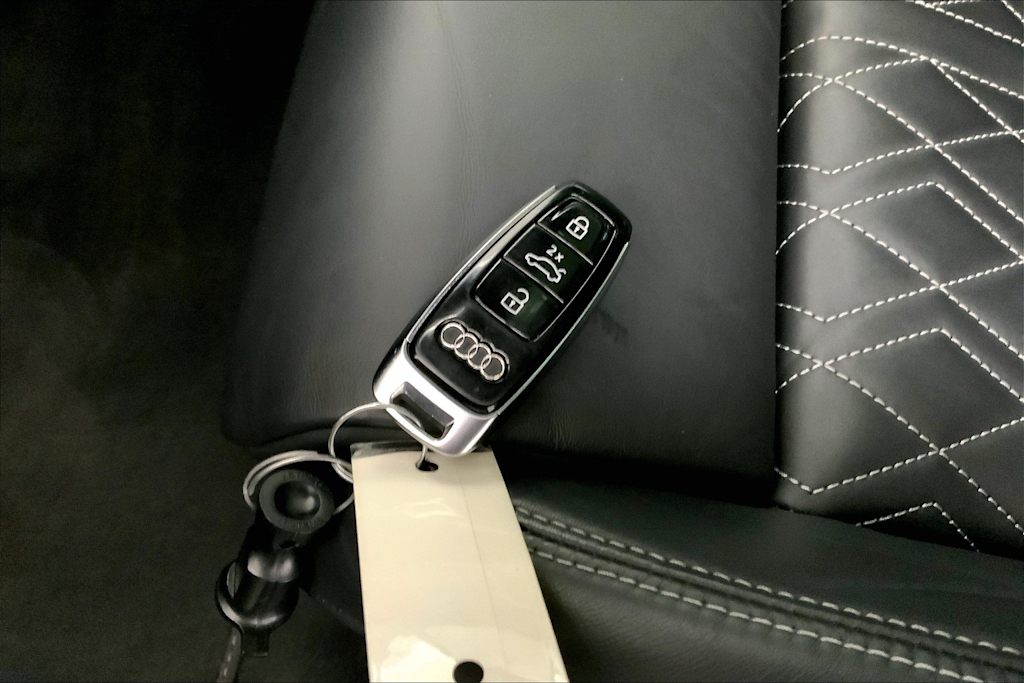 Thumbnail: 2022 Audi e-tron S - 19