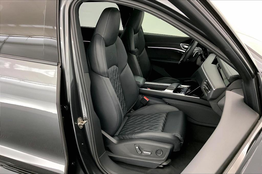 Thumbnail: 2022 Audi e-tron S - 12