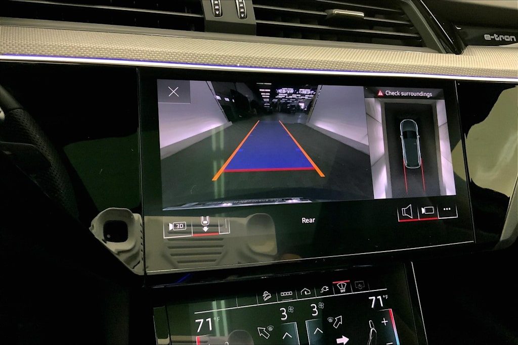 Thumbnail: 2022 Audi e-tron S - 26