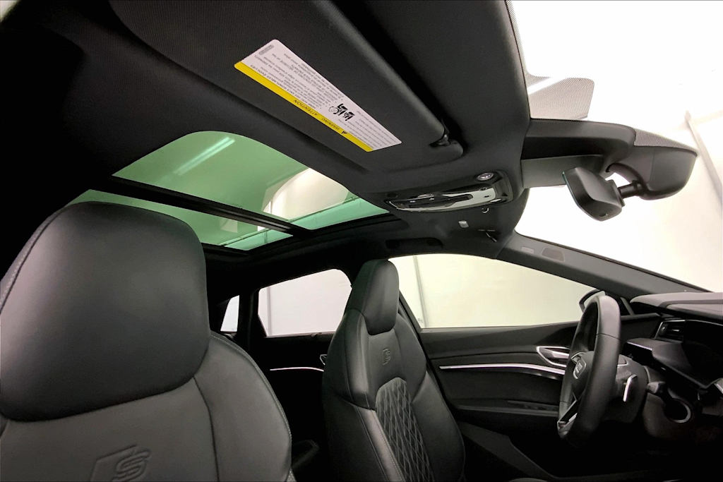 Thumbnail: 2022 Audi e-tron S - 30