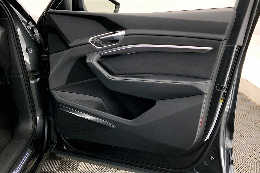 Thumbnail: 2022 Audi e-tron S - 28