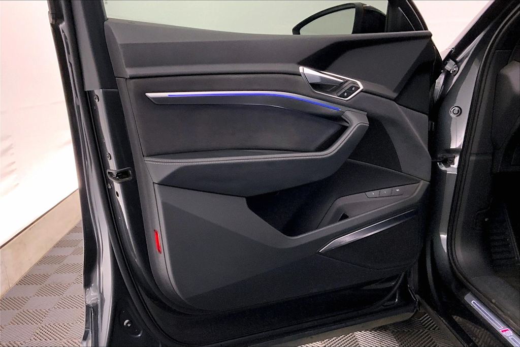 Thumbnail: 2022 Audi e-tron S - 27