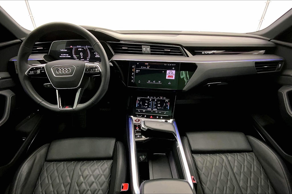 Thumbnail: 2022 Audi e-tron S - 10