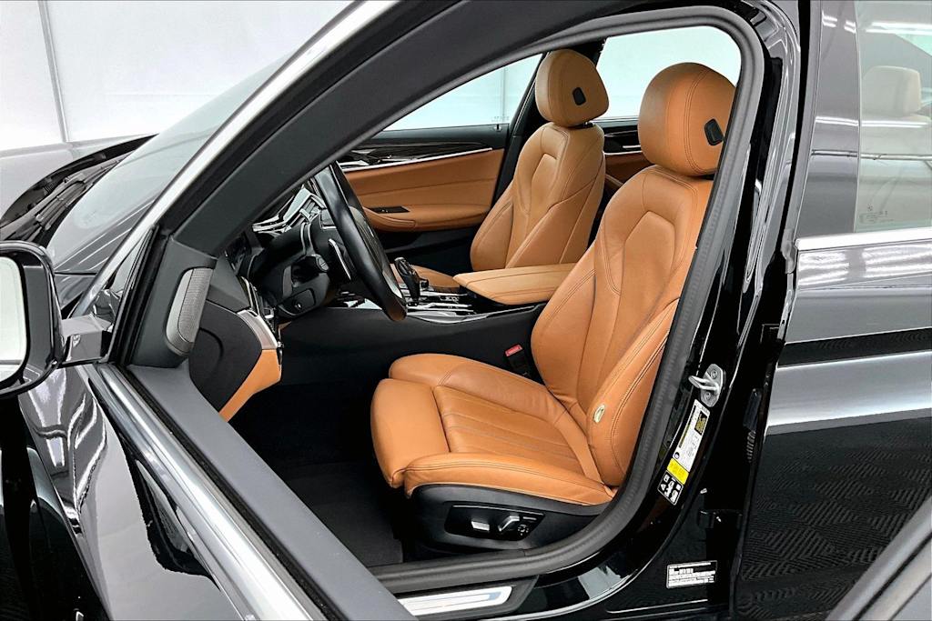 Thumbnail: 2023 BMW 5 Series - 10