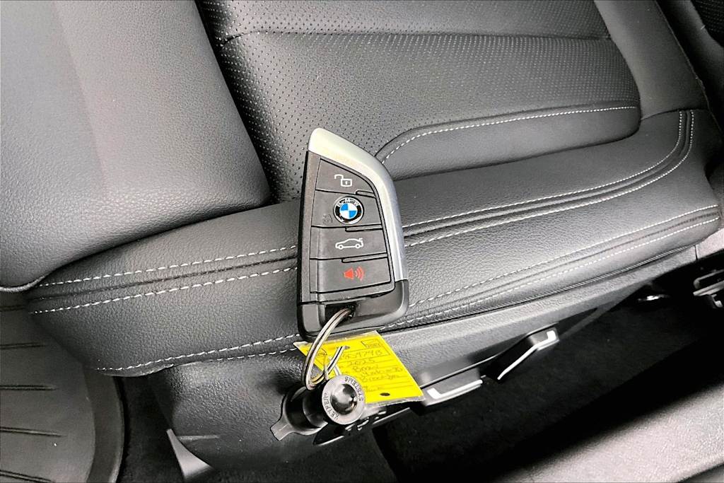 Thumbnail: 2025 BMW i4 - 17
