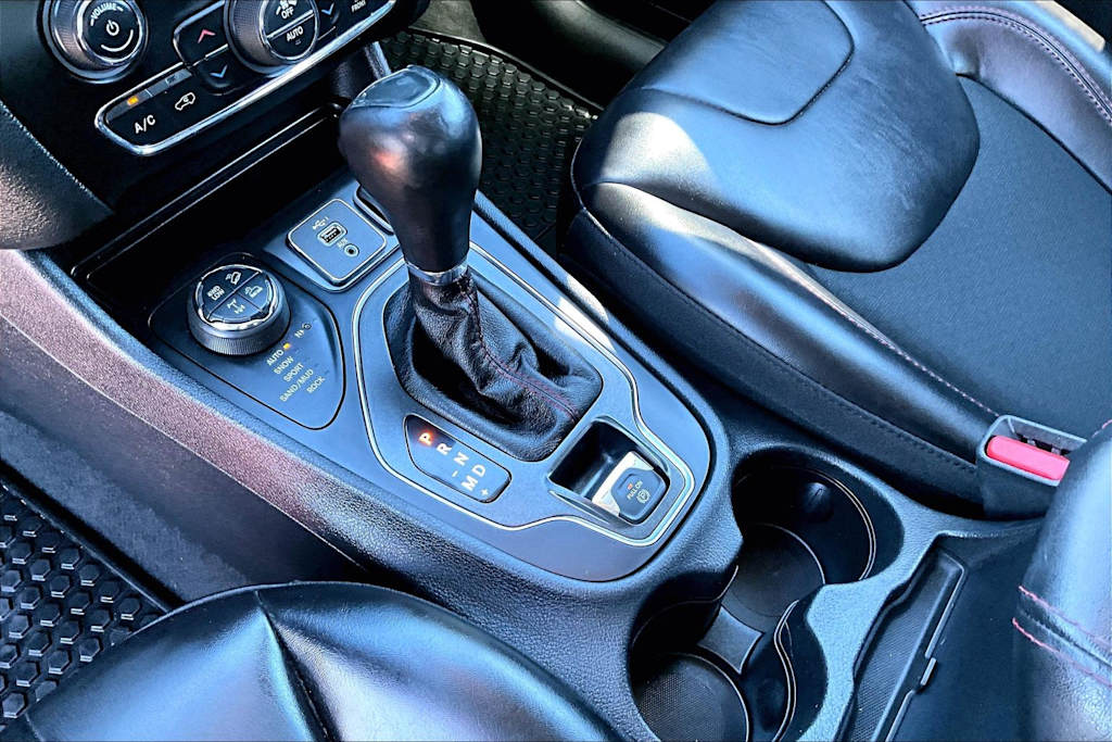 Thumbnail: 2019 Jeep Cherokee - 16