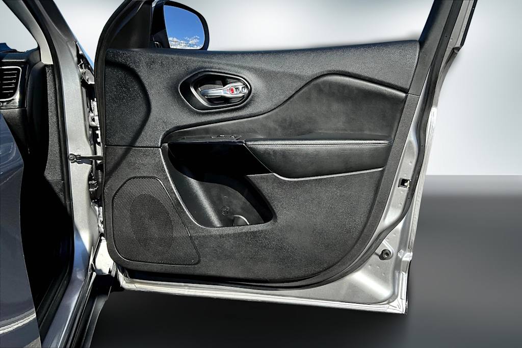 Thumbnail: 2021 Jeep Cherokee - 28