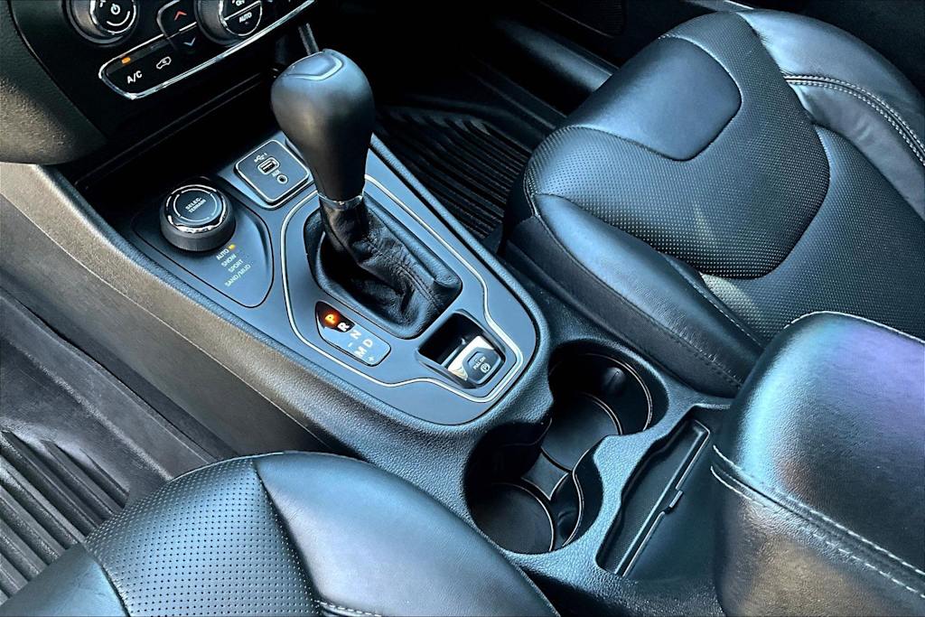 Thumbnail: 2021 Jeep Cherokee - 16