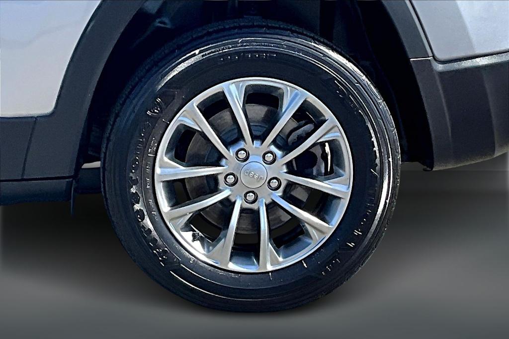 Thumbnail: 2021 Jeep Cherokee - 32