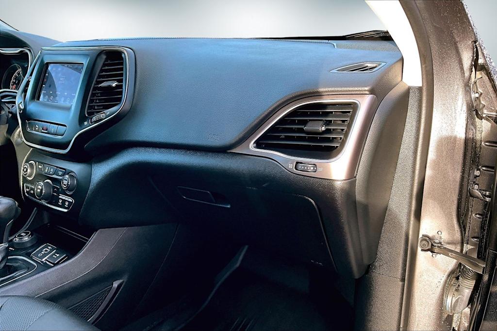 Thumbnail: 2021 Jeep Cherokee - 23