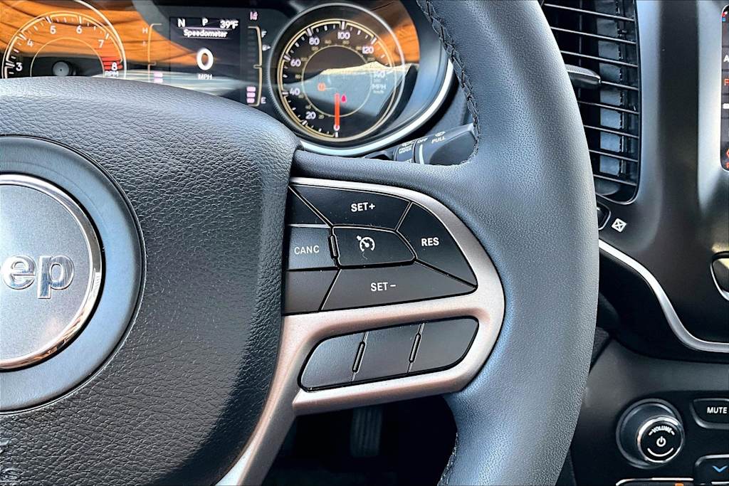 Thumbnail: 2021 Jeep Cherokee - 25