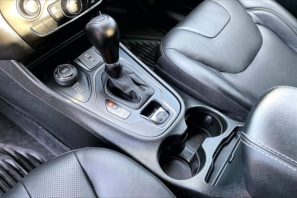 Thumbnail: 2021 Jeep Cherokee - 16