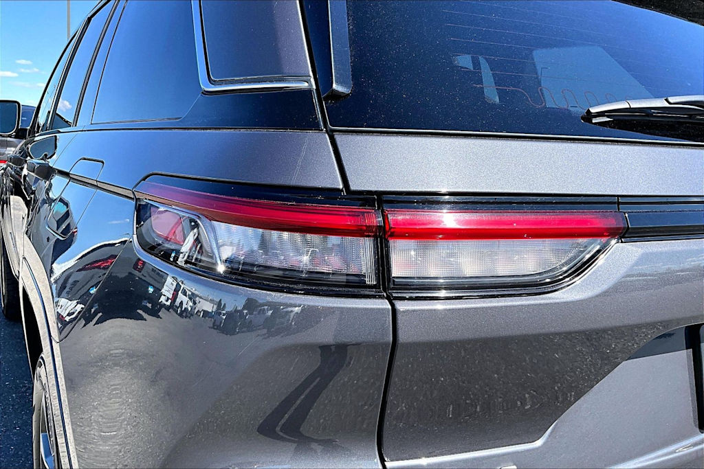 Thumbnail: 2024 Jeep Grand Cherokee - 32