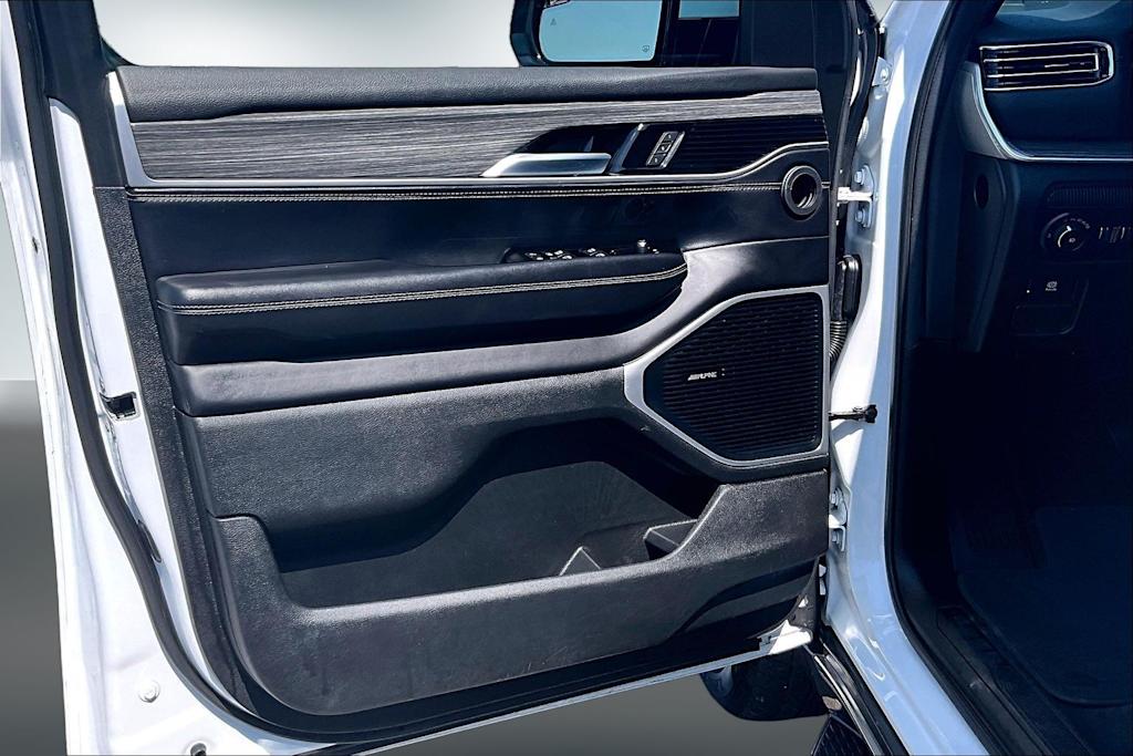 Thumbnail: 2022 Jeep Wagoneer - 28