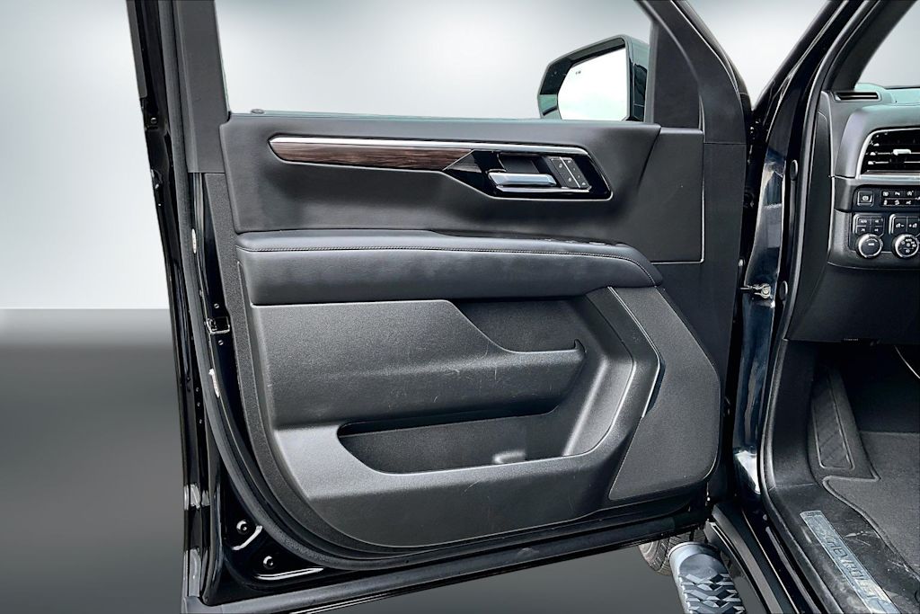 Thumbnail: 2025 Chevrolet Suburban - 25