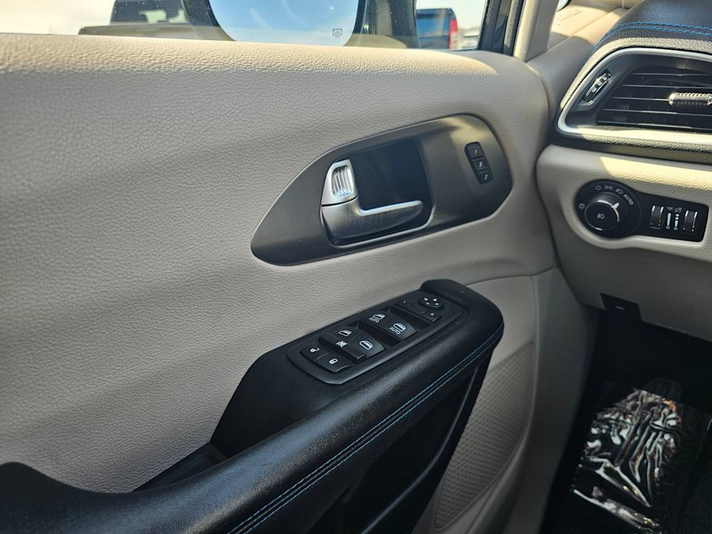 2023 Chrysler Pacifica Touring L 31