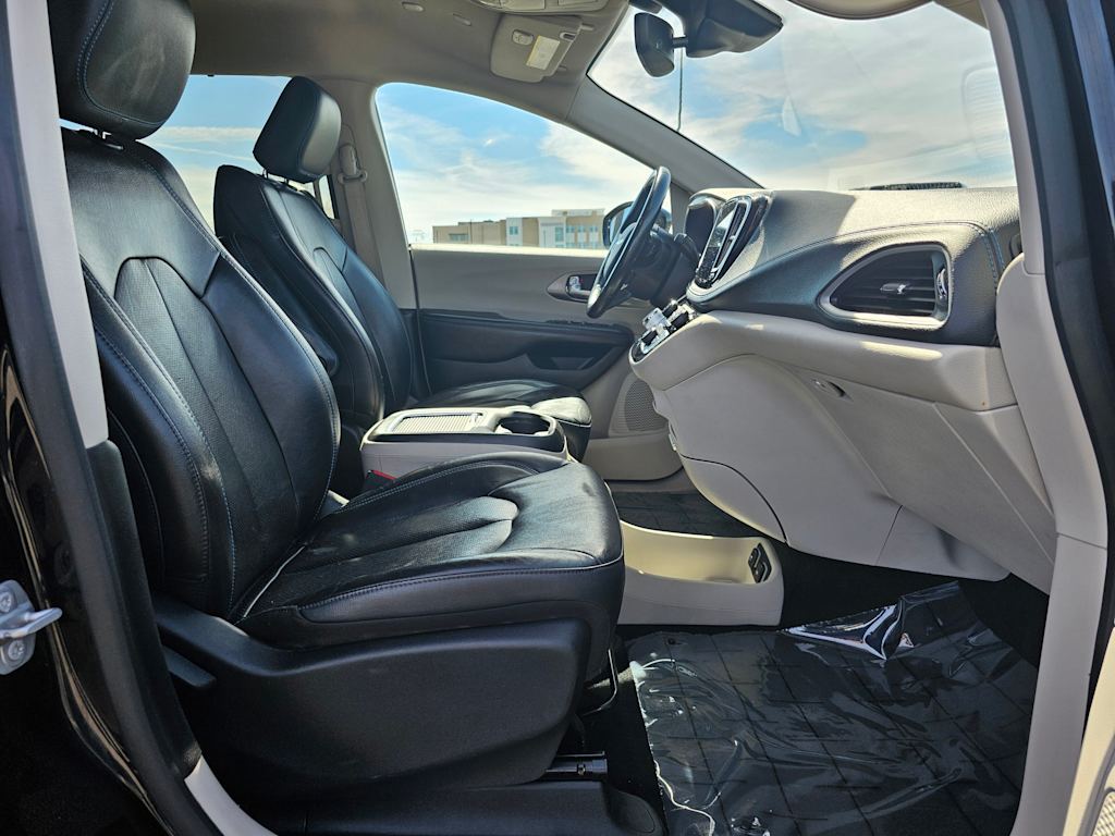 2023 Chrysler Pacifica Touring L 11