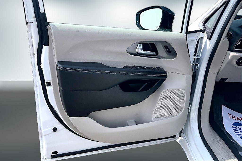 Thumbnail: 2024 Chrysler Pacifica - 26