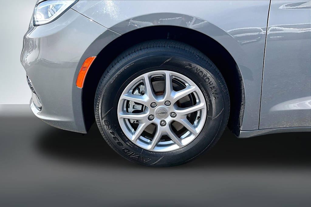 Thumbnail: 2023 Chrysler Pacifica - 8