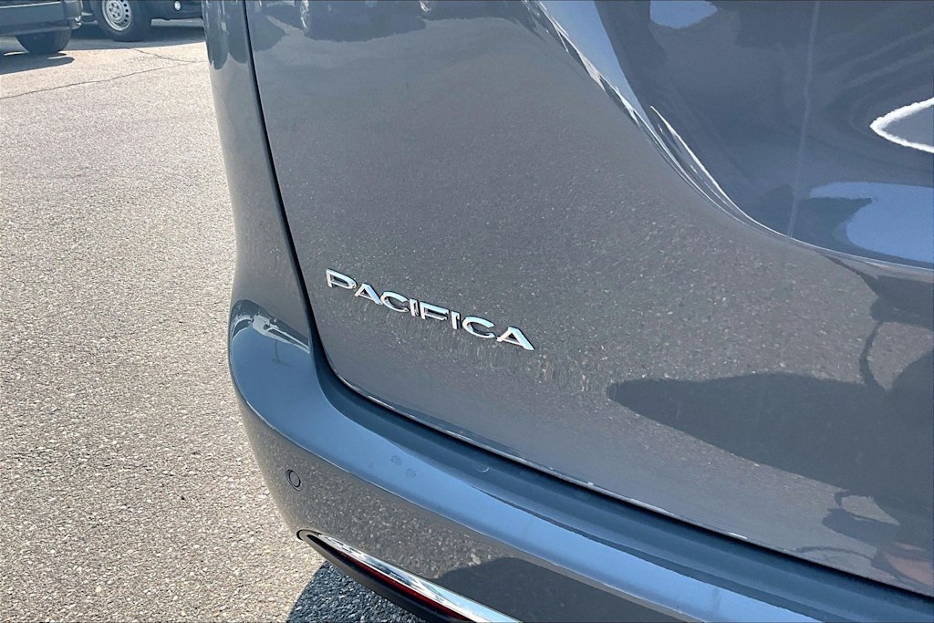 Thumbnail: 2023 Chrysler Pacifica - 7