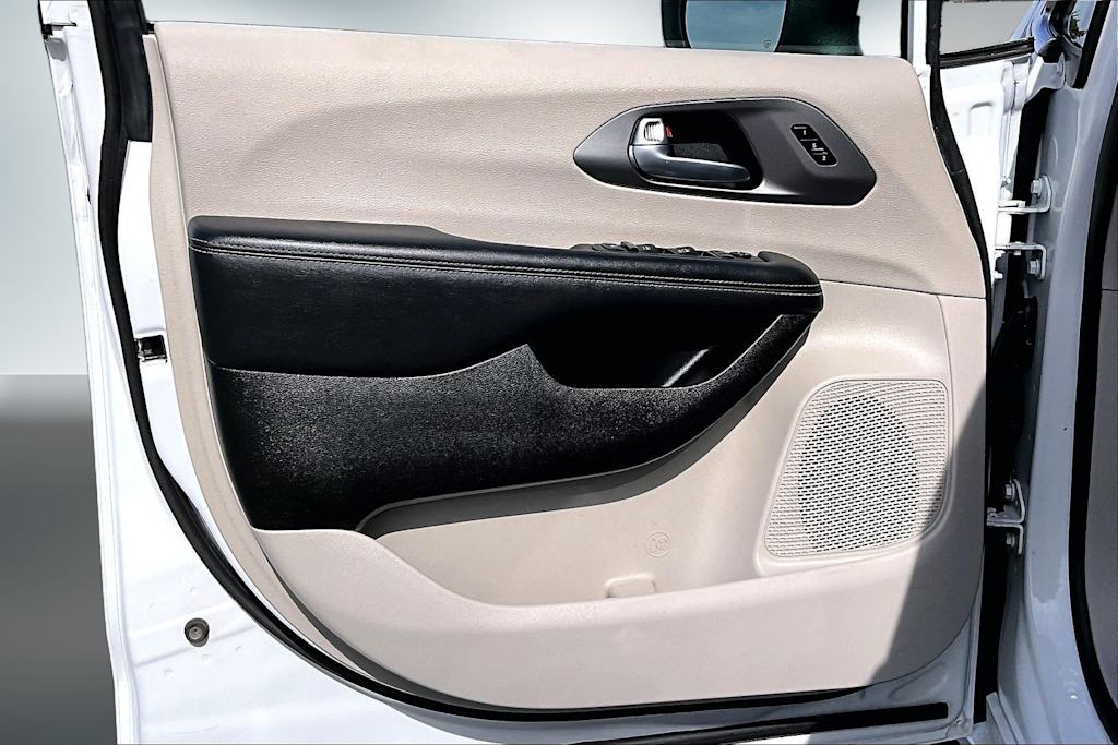 Thumbnail: 2023 Chrysler Pacifica - 28