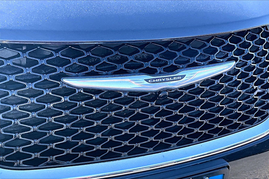 Thumbnail: 2023 Chrysler Pacifica - 32