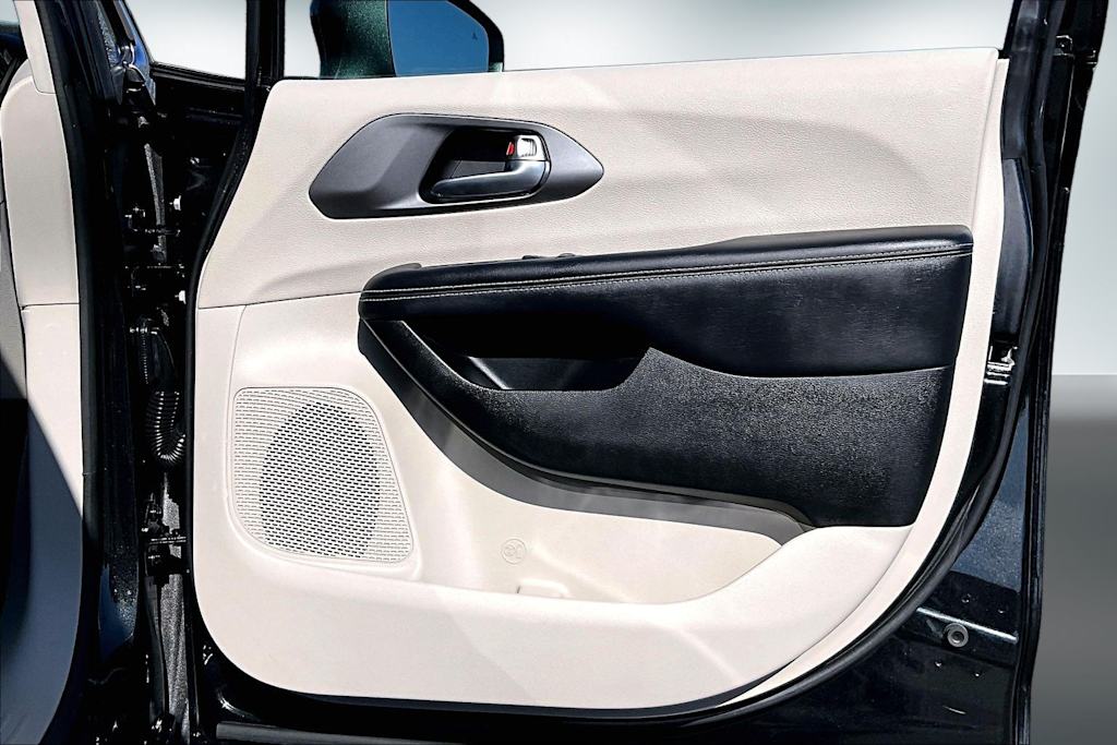 Thumbnail: 2023 Chrysler Pacifica - 26