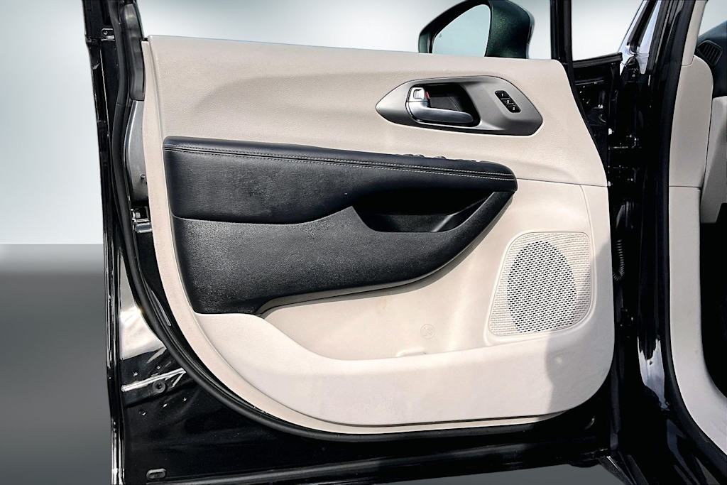 Thumbnail: 2023 Chrysler Pacifica - 27