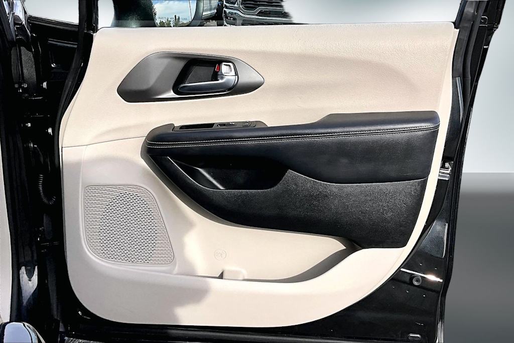 Thumbnail: 2023 Chrysler Pacifica - 28
