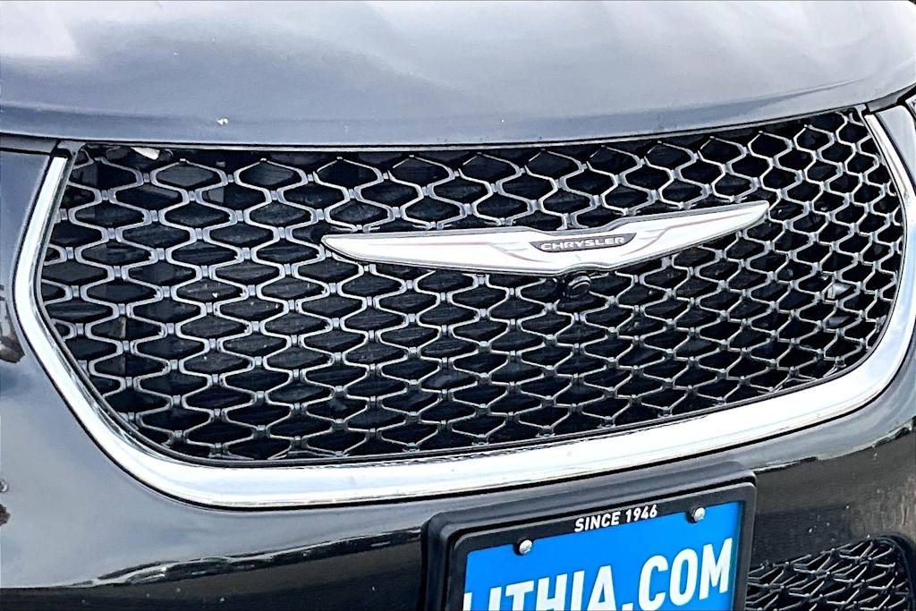 Thumbnail: 2023 Chrysler Pacifica - 32