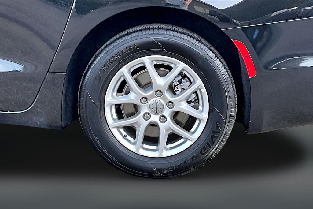 Thumbnail: 2023 Chrysler Pacifica - 33