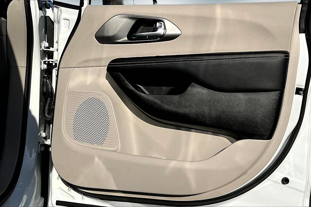 Thumbnail: 2023 Chrysler Pacifica - 27