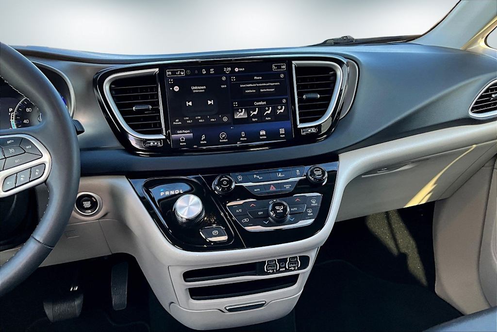 Thumbnail: 2023 Chrysler Pacifica - 16