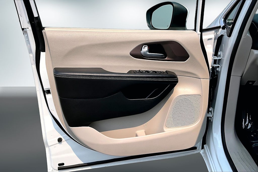 Thumbnail: 2023 Chrysler Voyager - 28