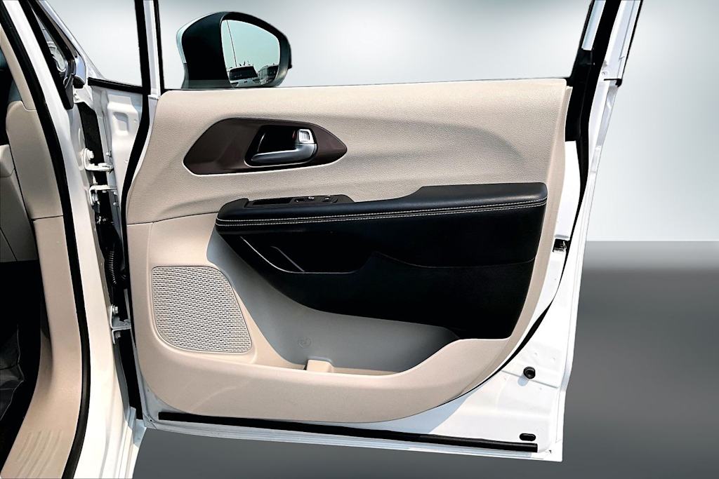 Thumbnail: 2023 Chrysler Voyager - 29