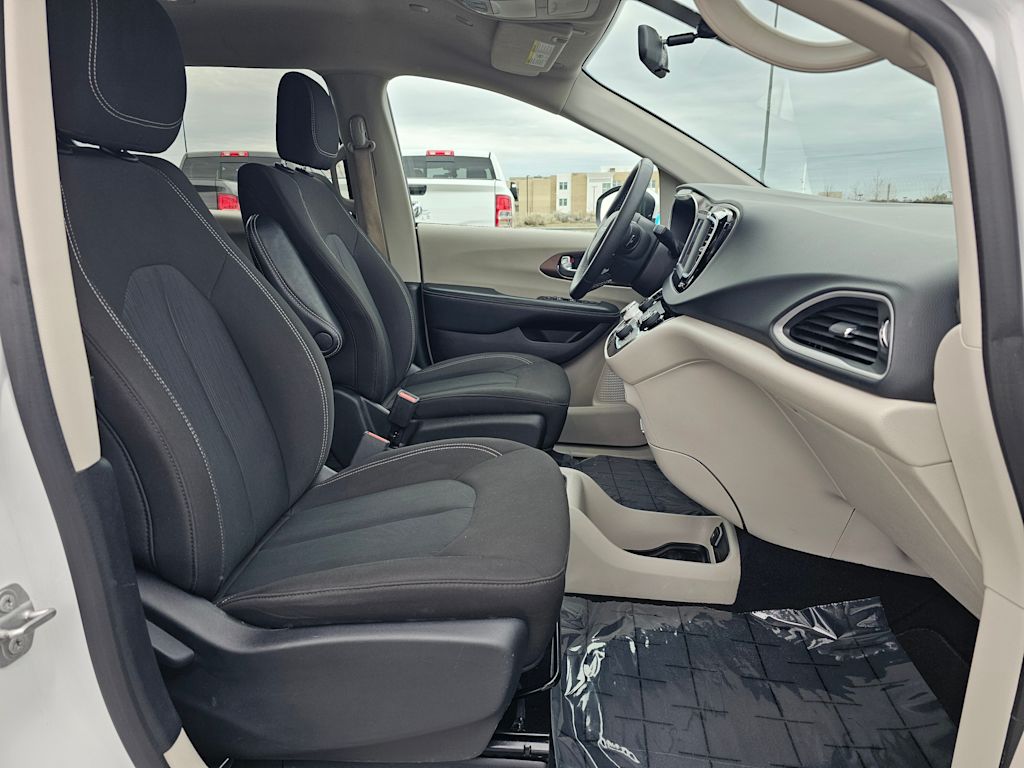 2022 Chrysler Voyager LX 11