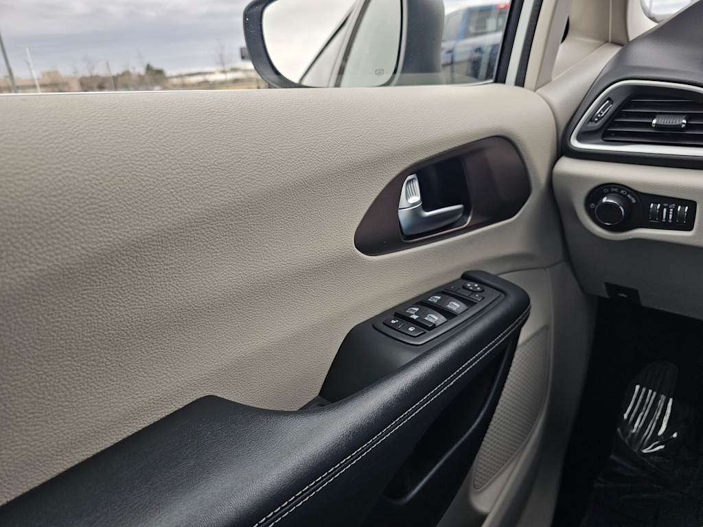 2022 Chrysler Voyager LX 31