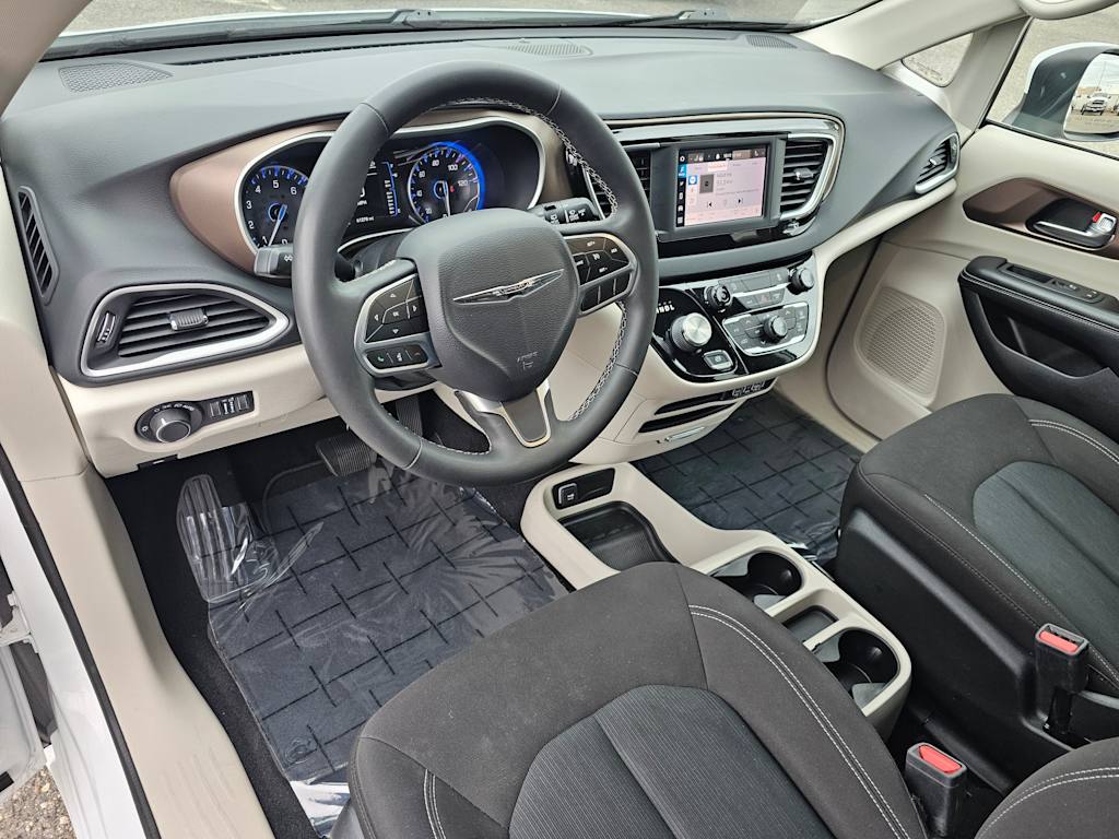 2022 Chrysler Voyager LX 2