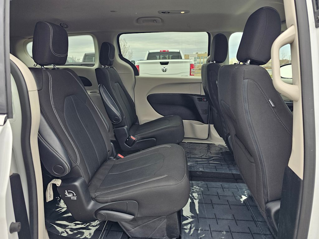 2022 Chrysler Voyager LX 23