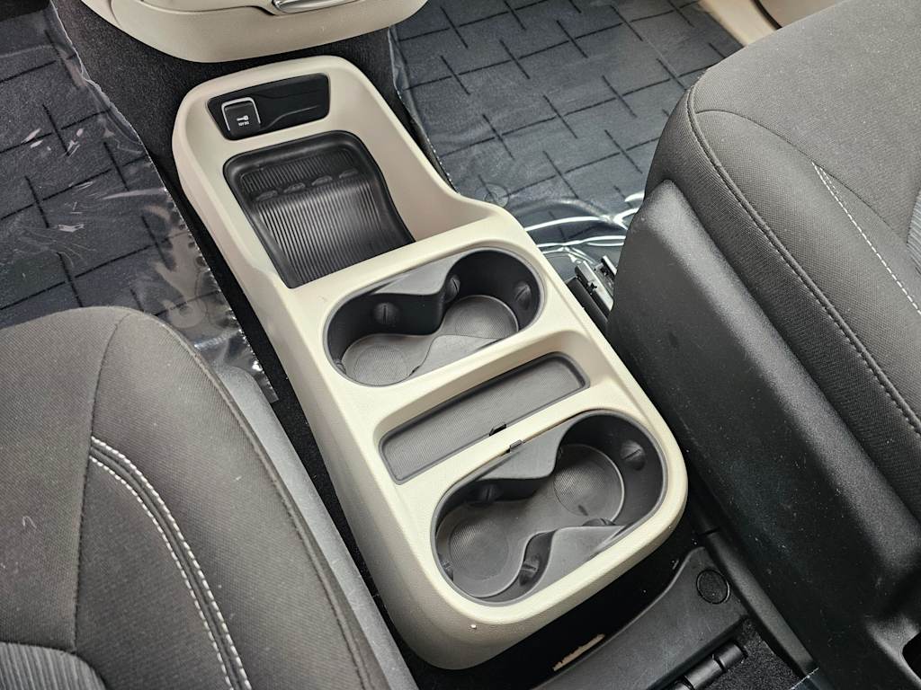 2022 Chrysler Voyager LX 16