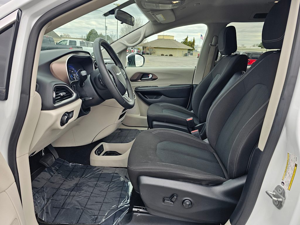 2022 Chrysler Voyager LX 10