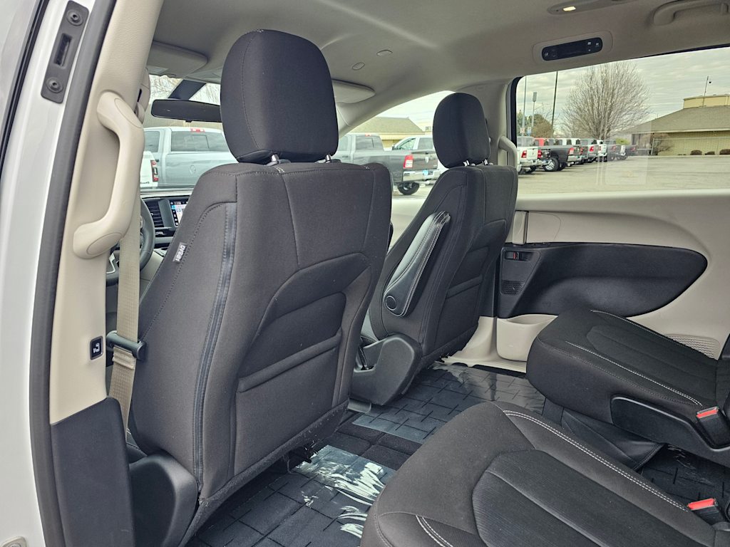 2022 Chrysler Voyager LX 12