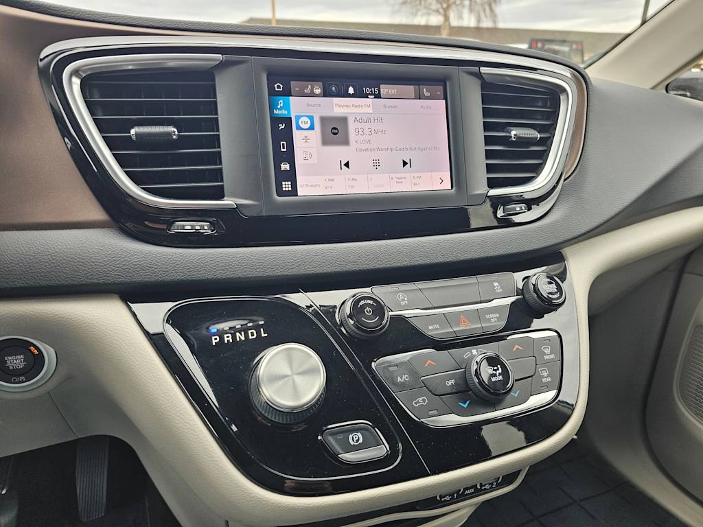 2022 Chrysler Voyager LX 15