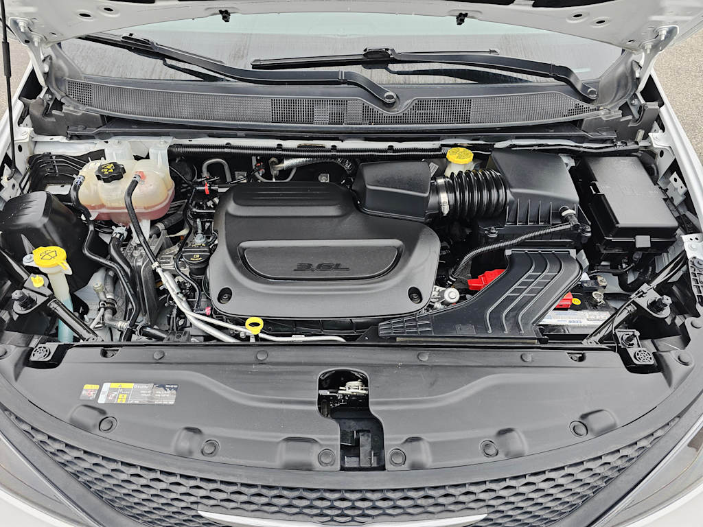 2022 Chrysler Voyager LX 8