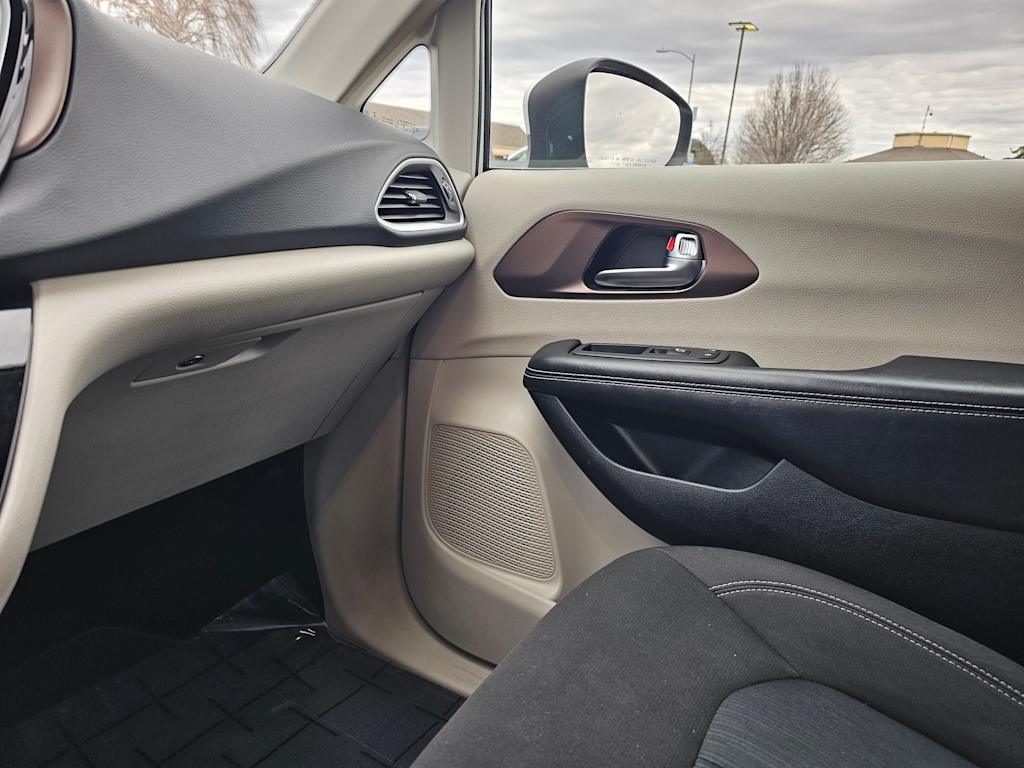 2022 Chrysler Voyager LX 29