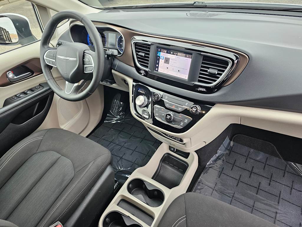 2022 Chrysler Voyager LX 13