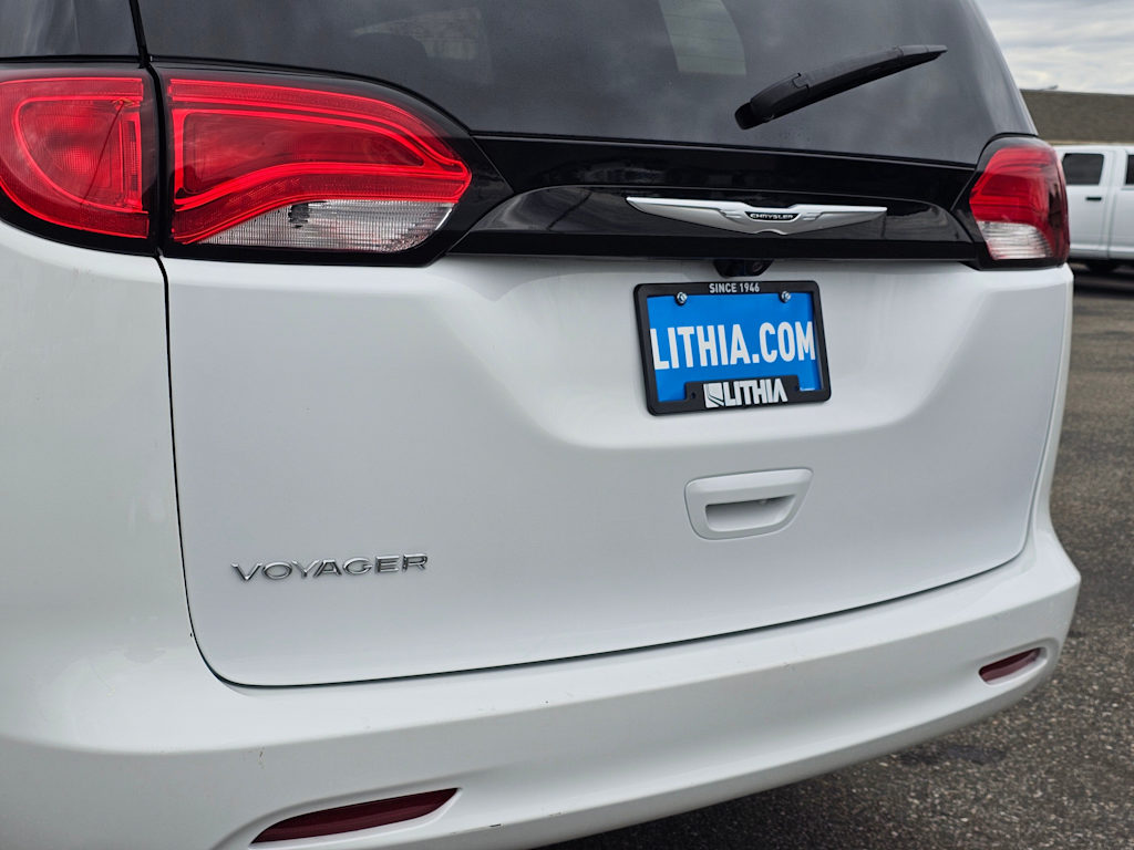 2022 Chrysler Voyager LX 21