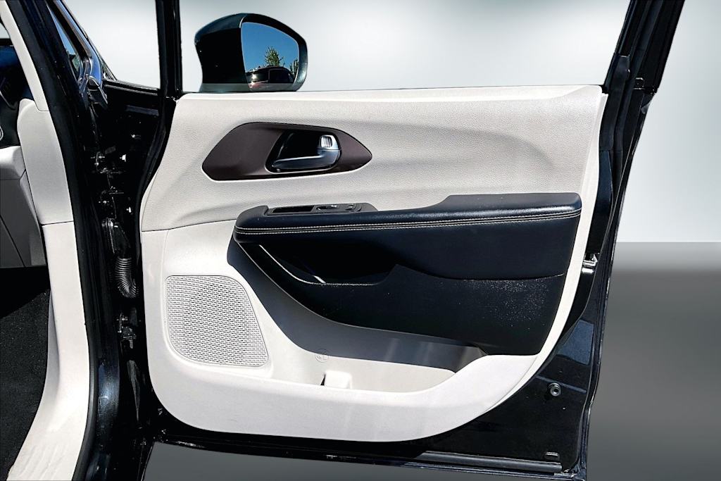 Thumbnail: 2023 Chrysler Voyager - 28