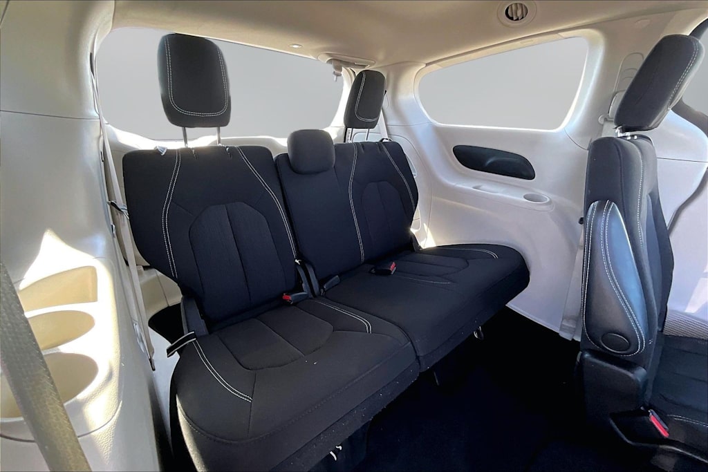 Thumbnail: 2023 Chrysler Voyager - 30