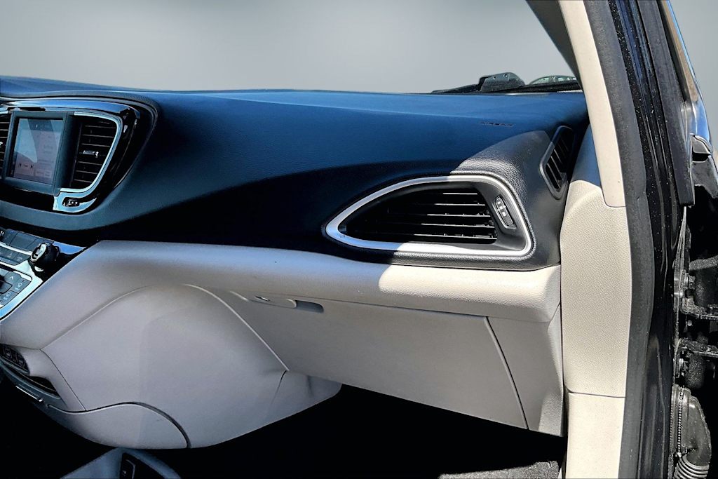 Thumbnail: 2023 Chrysler Voyager - 24